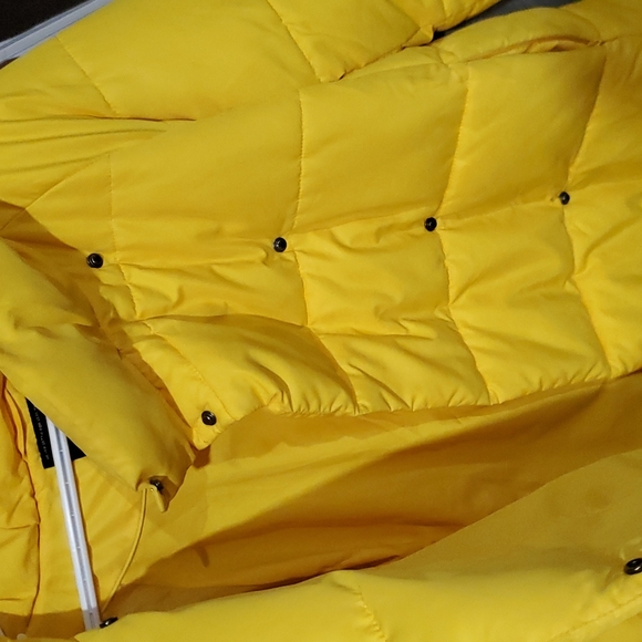 Yellowed puffer jacket - Picture 4 of 7